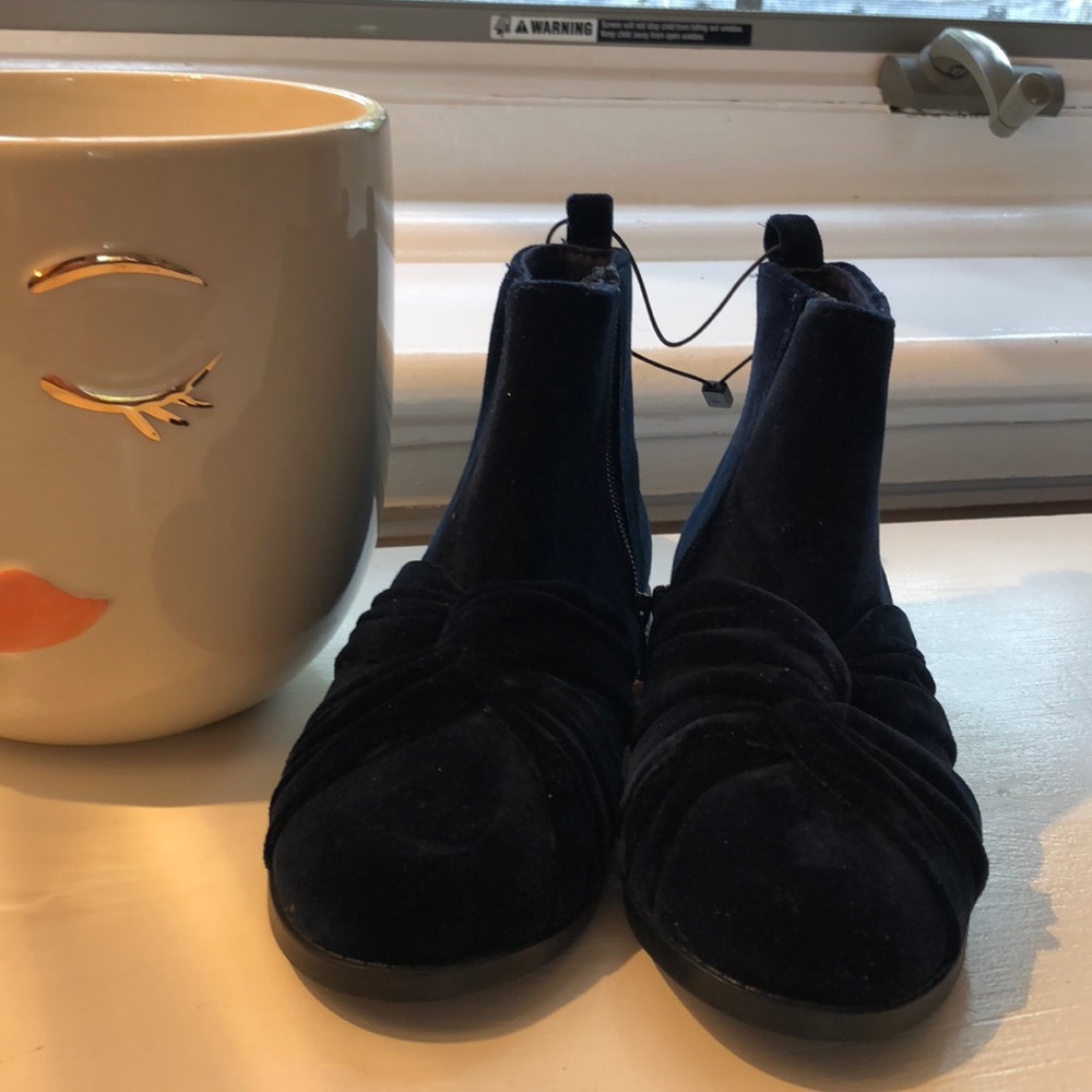 NWT Zara dark blue velvet bootie with twist. 11.5